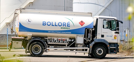 Camion-citerne Bolloré Energy utilisé pour le transport de produits pétroliers.