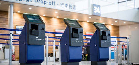 Bornes d'enregistrement automatique des bagages dans un aéroport.