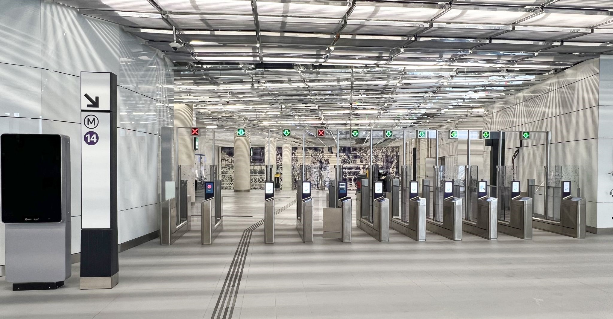 Rangée de portillons de validation dans une station de métro (ligne 14).
