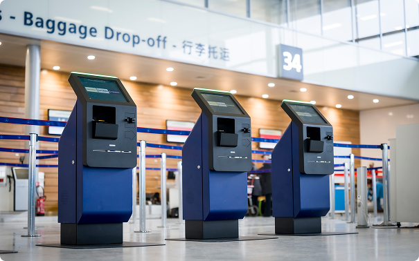 Bornes d'enregistrement automatique des bagages dans un aéroport.